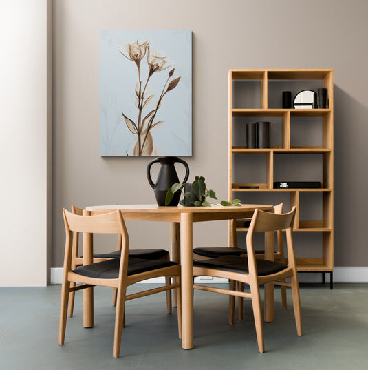 Cuadro decorativo con fondo gris claro, resaltando flores en tono amarillo brilloso o bronce.