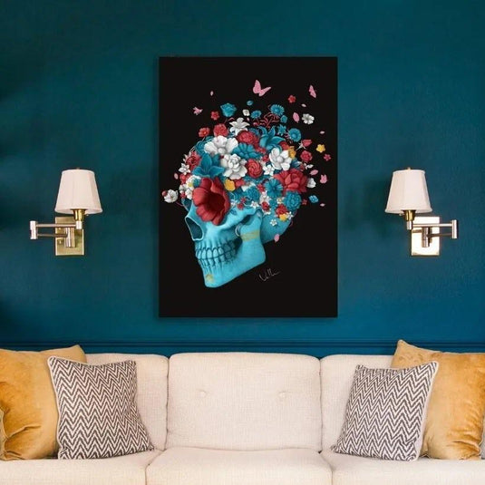 Cráneo turquesa decorativo con flores coloridas y mariposas en estilo de arte moderno y simbólico