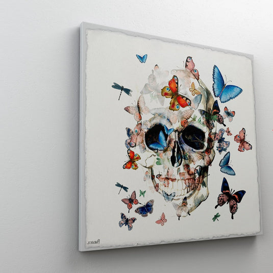 Calavera adornada con mariposas y libélulas en arte conceptual