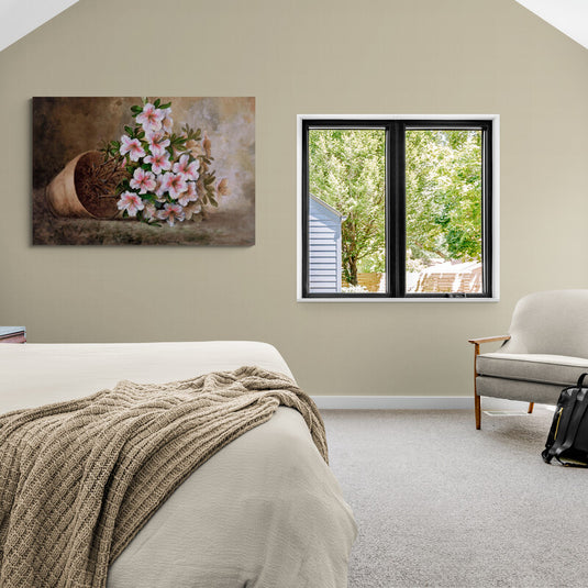 Azaleas Rosadas junto a Maceta Caída