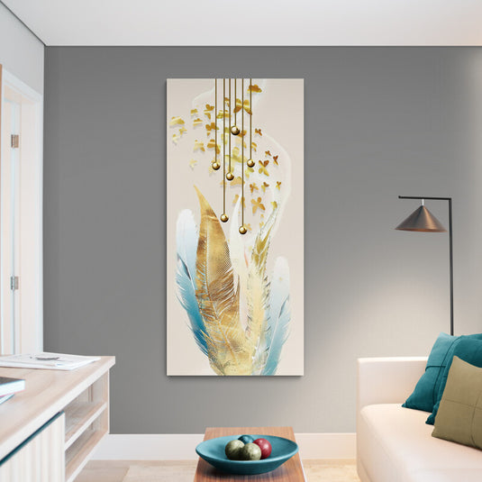 Plumas suaves y mariposas doradas suspendidas en un fondo pastel