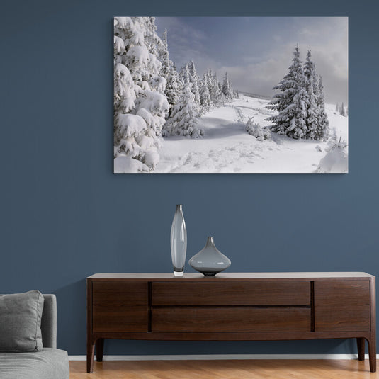 Paisaje_invernal_fotográfico_con_suelo_nevado_y_pinos_cubiertos_de_nieve