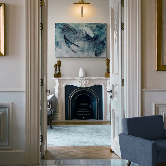 Cuadro abstracto de paisaje urbano en tonos amarillo, rojo y azul