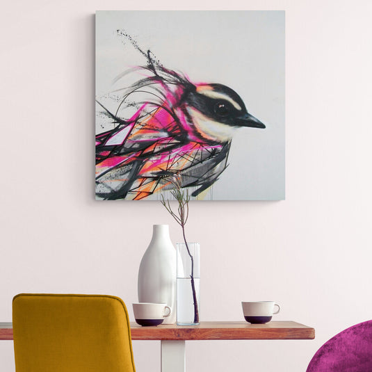 Pájaro con rostro blanco y franjas negras, y plumaje en tonos fucsias, negros y naranjas sobre fondo claro