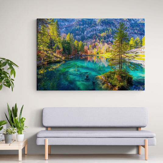 Arte de la Naturaleza - Paisaje Boscoso de Pinos, Cordillera Distante y Río Cristalino en Primer Plano