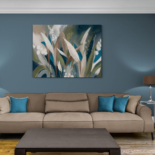 Cuadro decorativo botánico abstracto con hojas y flores en tonos verdes, beige y azul profundo.