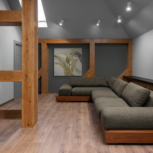 Pintura abstracta con líneas curvas en tonos neutros y dorados