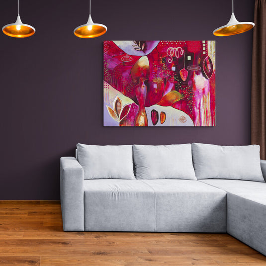 Cuadro abstracto floral en tonos fucsia, rojo y dorado con detalles estilizados.