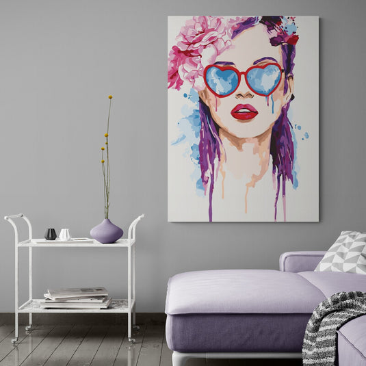 Retrato estilizado de mujer con gafas de corazón y flores en el cabello en estilo pop art con colores vivos