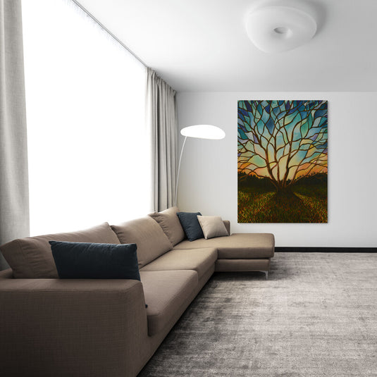 Arte de árbol estilizado como vitral azul, con ramas expansivas sobre un fondo de atardecer, enmarcado por un vibrante césped verde con flores rojas diminutas