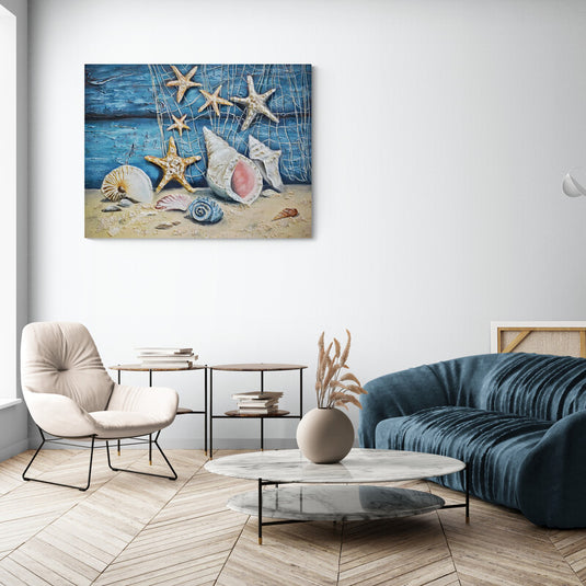 Pintura texturizada de estrellas de mar y conchas en una red sobre fondo azul