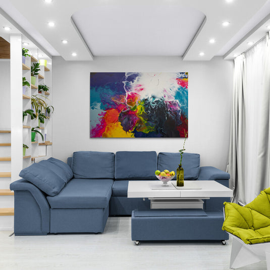 Pintura abstracta con explosión de colores vibrantes y texturas dinámicas.