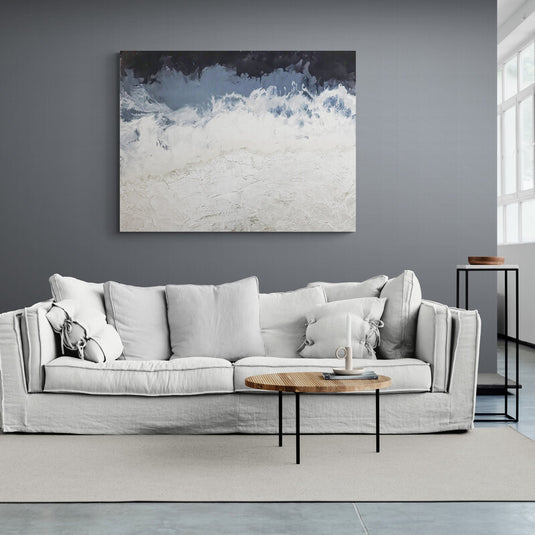 Cuadro de olas marinas abstractas en salón moderno de tonos grises