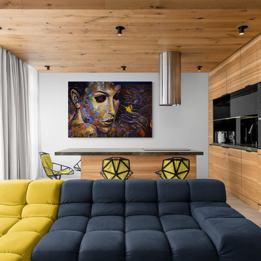 Retrato abstracto femenino en tonos vibrantes y fondo oscuro