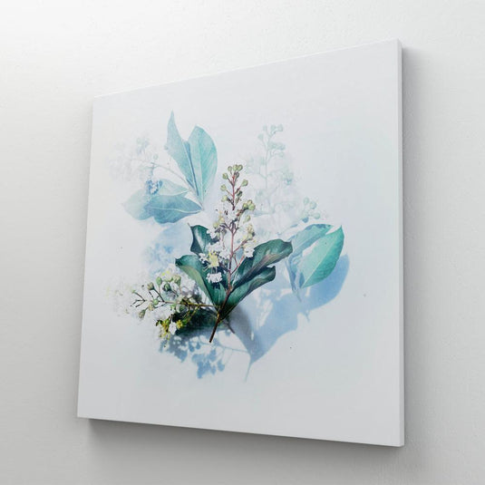 Arreglo Botánico Delicado con Hojas y Flores Translúcidas en Tono Pastel