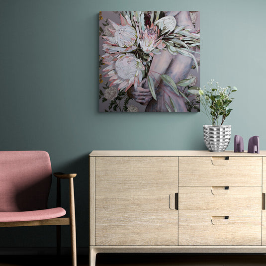 Cuadro decorativo de mujer con ramo de flores proteas en tonos pastel – Arte floral moderno