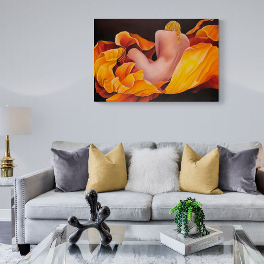 Arte moderno con figura femenina y pétalos en tonos cálidos para decoración elegante y contemporánea