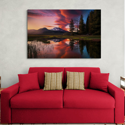 Paisaje de Lago y Montañas con Pinos en Atardecer, Sol Escondiéndose bajo Cielo Morado y Azul