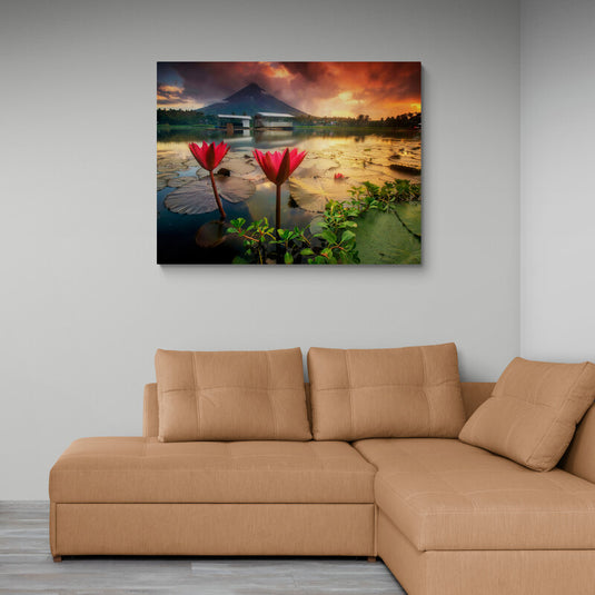 Lirios rojos y volcán al atardecer