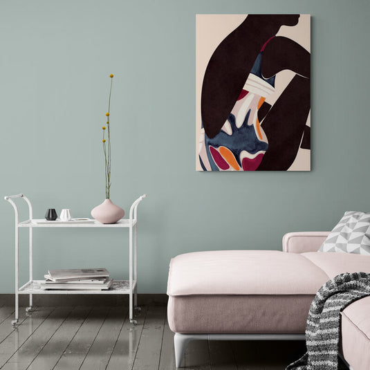 Silueta estilizada de figura femenina con traje de baño abstracto y colorido en estilo de arte contemporáneo