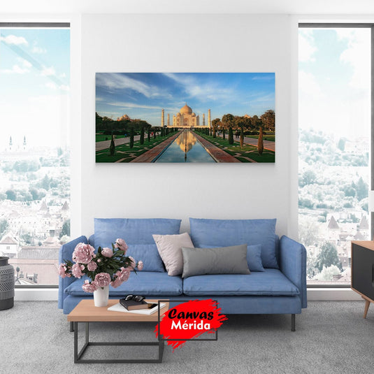 Vista frontal del Taj Mahal reflejado en el canal central al atardecer.