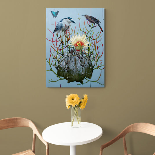 Cuadro decorativo con mariposa azul, raíces coloridas emergiendo de piedra, dos pájaros contrastantes y flor blanca sobre fondo azu