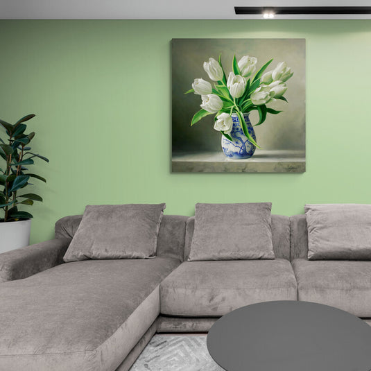 Tulipanes Blancos en Jarrón de Talavera con Diseño Azul sobre Fondo Neutro