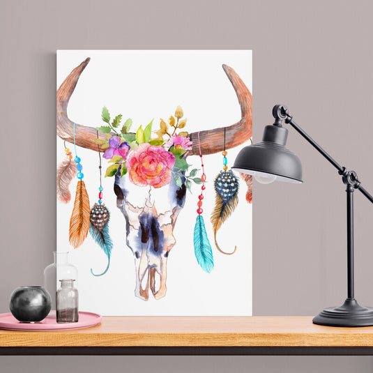 Cráneo de búfalo con decoración floral y plumas en acuarela estilo boho chic
