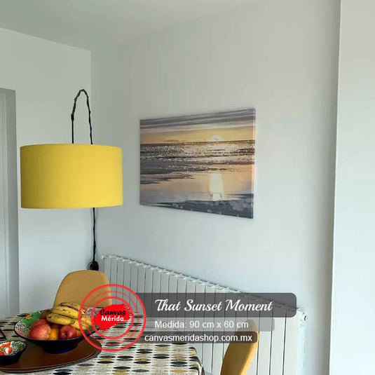 Pintura abstracta de un atardecer reflejado en el mar