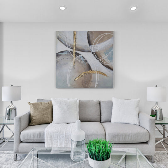 Pintura abstracta moderna en tonos grises y beige con acentos dorados