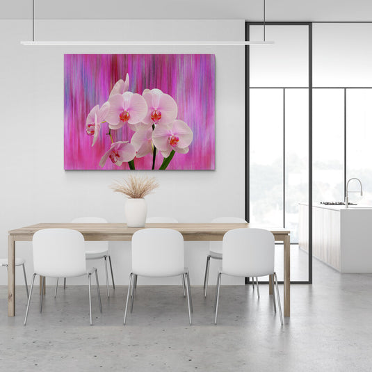 Pintura de orquídeas rosadas sobre fondo púrpura y rosa