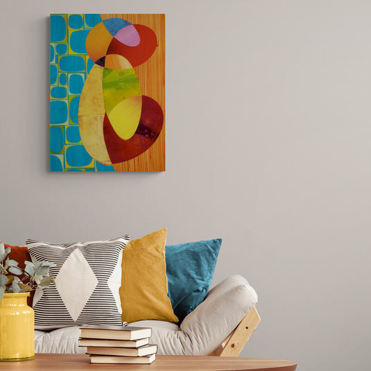 Composición abstracta con formas orgánicas superpuestas y fondo geométrico en colores cálidos y fríos