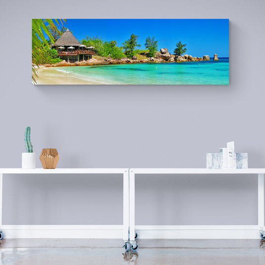 Cabaña en una playa tropical con aguas cristalinas y vegetación exuberante