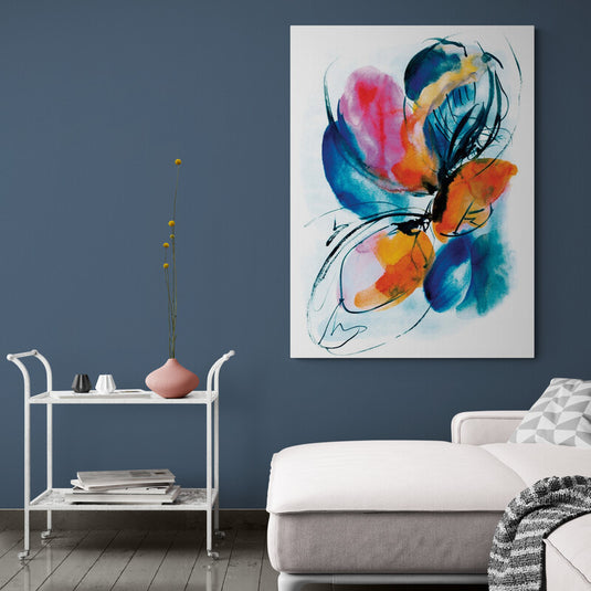 Mariposa abstracta en acuarela con colores vivos y trazos dinámicos en arte decorativo