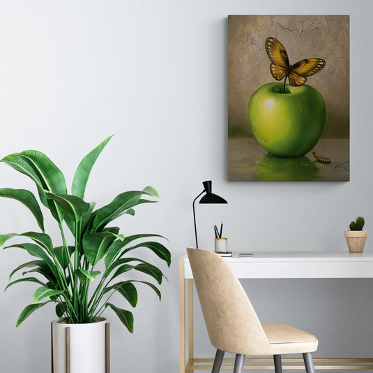 Mariposa posada sobre una manzana verde junto a una oruga
