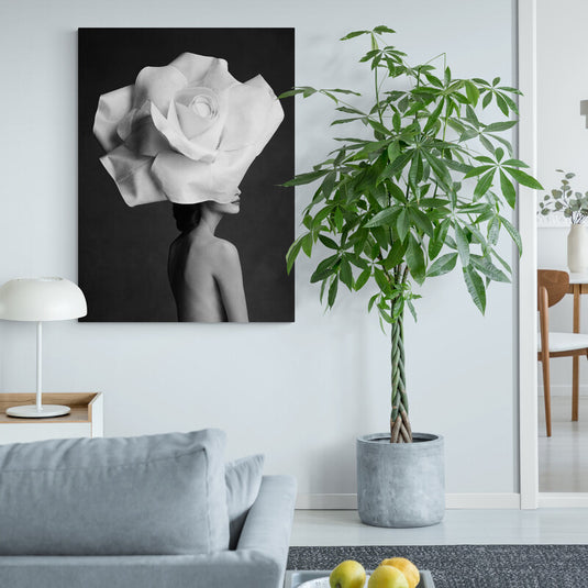 Mujer desnuda con escultura de rosa gigante como tocado en fotografía artística en blanco y negro