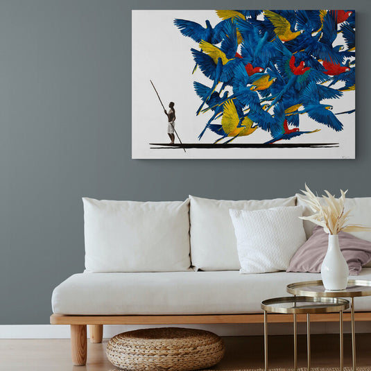 Cuadro decorativo con guacamayas azules y amarillas, y azules con rojo, sobre fondo blanco; hombre en canoa con remo largo en la parte inferior