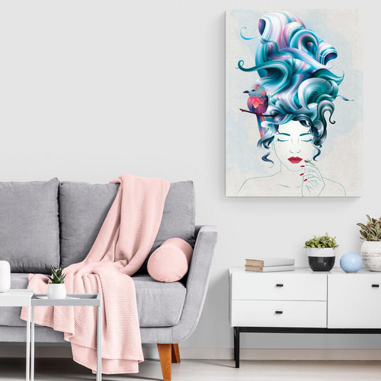 Silueta de mujer en blanco y negro con labios y uñas rojas, cabello azul-lila y colibrí azul-rojo en cuadro decorativo