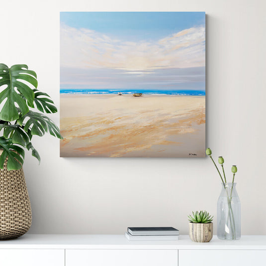 Pintura de una playa al amanecer con una barca en la orilla