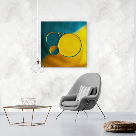 Burbujas de Aceite Azul y Amarillo en Interacción sobre Fondo Gradiente