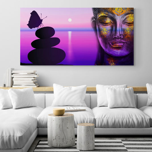 Imagen digital de una cara pintada en tonos morados y dorados con mariposa y atardecer