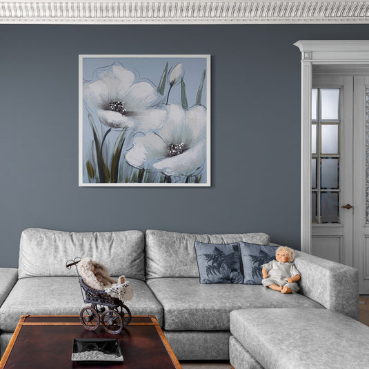 Pintura de flores blancas estilizadas sobre fondo azul claro.