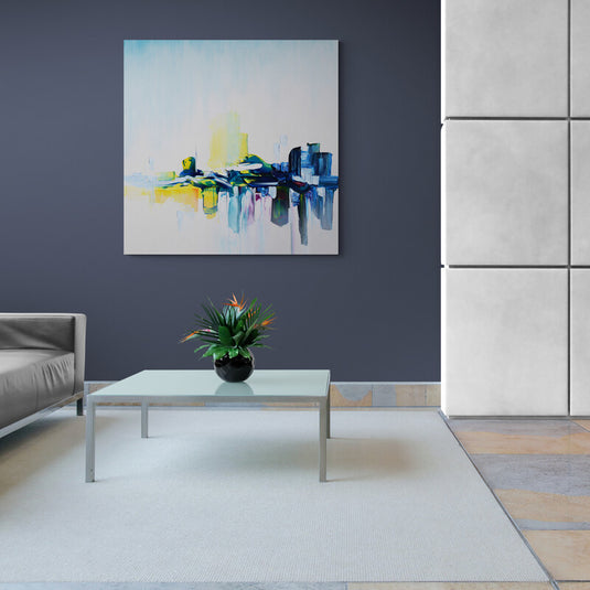 Pintura abstracta de paisaje urbano en tonos azules y amarillos con reflejos.