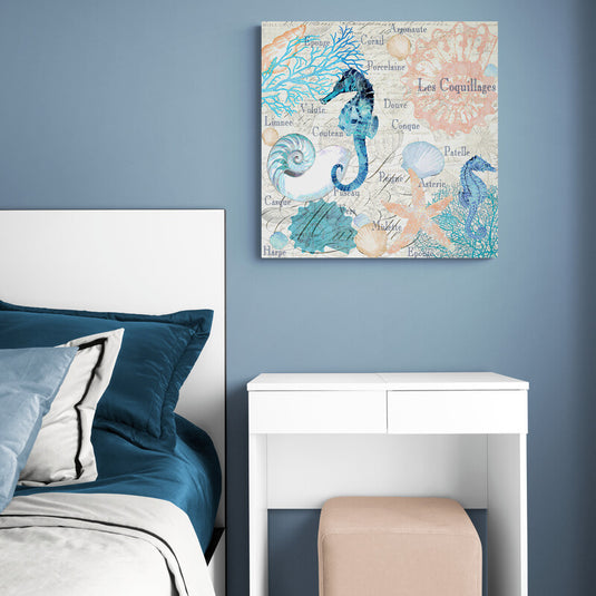 Pintura collage con caballitos de mar, conchas y texto en tonos suaves