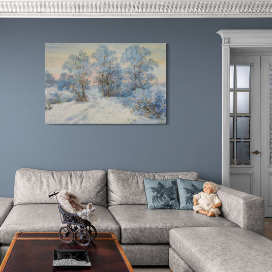 Cuadro Decorativo Invernal con Árboles y Suelo Cubiertos de Nieve Azulada y Cielo Amarillo Pastel