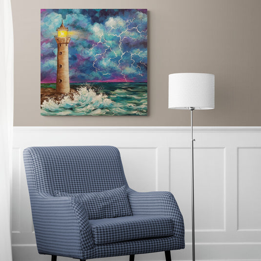 Pintura de faro con luz encendida frente a tormenta eléctrica sobre el mar
