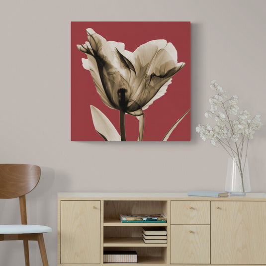 Tulipán estilizado en tonos sepia sobre fondo rojo intenso.