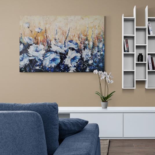 Pintura de flores blancas sobre fondo dorado al amanecer.