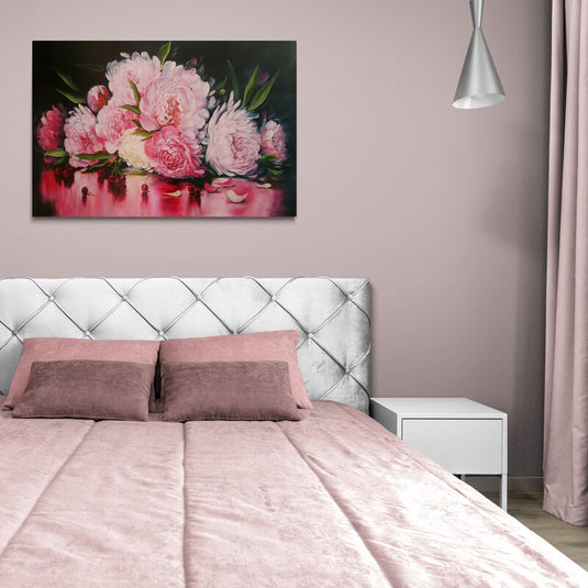 Pintura de peonías rosadas con reflejos sobre fondo oscuro.