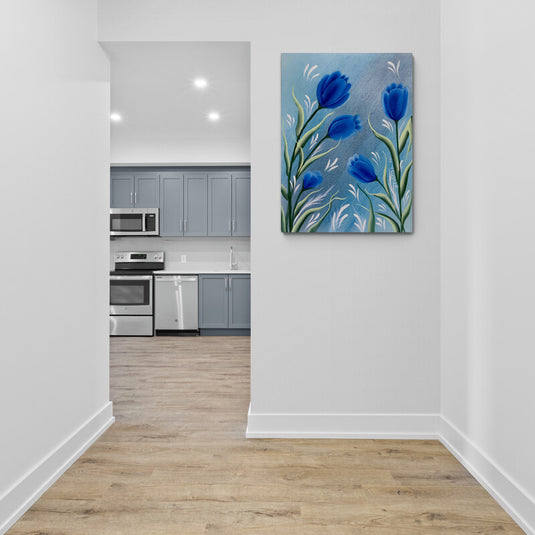 Pintura de tulipanes azules estilizados sobre fondo azul.